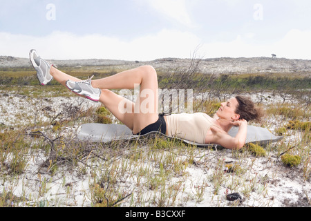 L'Afrique du Sud, Cape Town, young woman doing yoga Banque D'Images