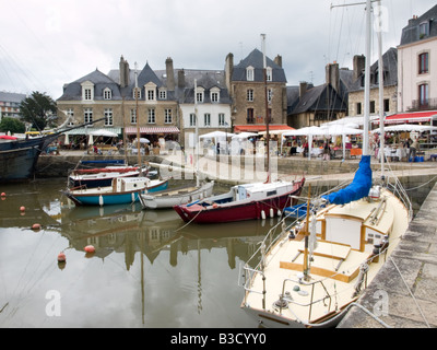 Bateaux dans le port et quai restaurants à St-Goustan, Auray, Morbihan, Bretagne Banque D'Images