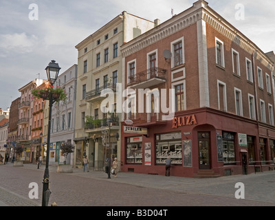 Nouvelle rue commerçante avec boutiques différentes et d'un bijoux et les gens de la vieille ville Torun Pologne Banque D'Images