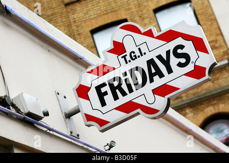 TGI Fridays restaurant sign Banque D'Images