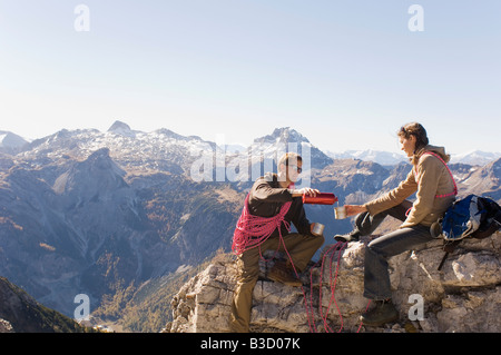 L'Autriche, Salzburg County, jeune couple Taking a break Banque D'Images