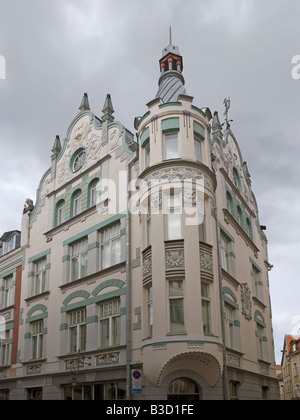 Façades de maisons de style Art Nouveau Jugend dans une rue de la vieille ville en Estonie Tallinn Pikk Banque D'Images