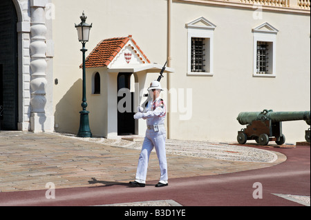 Relève de la garde devant le Palais Royal, Place du Palais, Monaco, Monaco, French Riviera, Cote d'Azur, France Banque D'Images