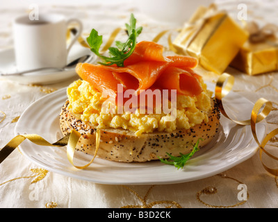 Saumon fumé et œufs brouillés sur un bagel sur une table. Banque D'Images