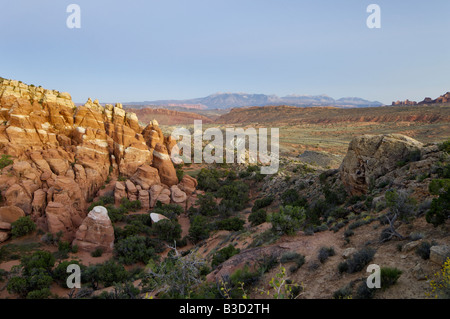 Vue des Montagnes La Sal près de coucher du soleil à partir de la fournaise ardente dans Arches National Park Utah Banque D'Images