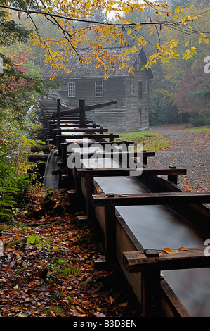 La couleur en automne à Mingus Mill dans les Great Smoky MountainsNational Park en Caroline du Nord Banque D'Images