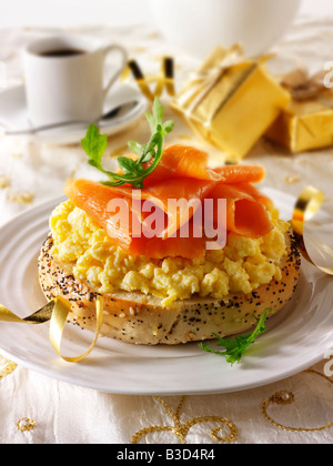 Saumon fumé et œufs brouillés sur un bagel sur une table. Banque D'Images