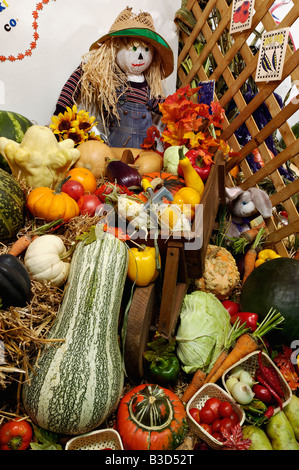 Cornucopia de légumes et d'Épouvantail sur l'affichage à l'Ohio State Fair Louisville Kentucky Banque D'Images