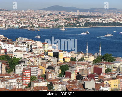 ISTANBUL, TURQUIE. Une vue sur la ville au quartier de Beyoglu au Bosphore et au-delà d'Uskudar sur la rive asiatique de la ville. L'année 2008. Banque D'Images