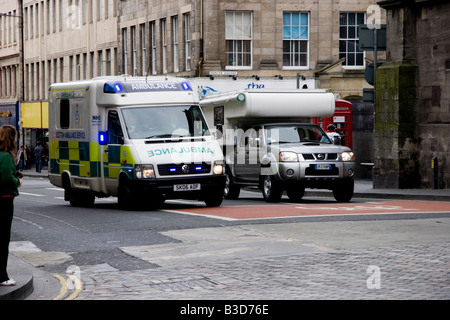 Une ambulance sur un appel d'urgence, la négociation de l'intersection de South Bridge, North Bridge et le Royal Mile à Édimbourg Scotla Banque D'Images