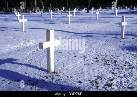 Croix blanche sur les tombes des légions tchécoslovaques au cimetière Olsany de Prague, République tchèque Banque D'Images