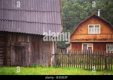 Maisons en bois dans un village de la Russie Banque D'Images