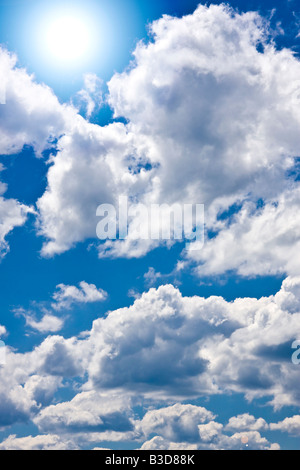 Ciel bleu avec des nuages et soleil Banque D'Images