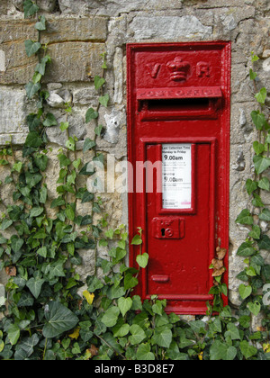 Old Victorian red painted post fort dans un mur dans le Dorset UK Banque D'Images