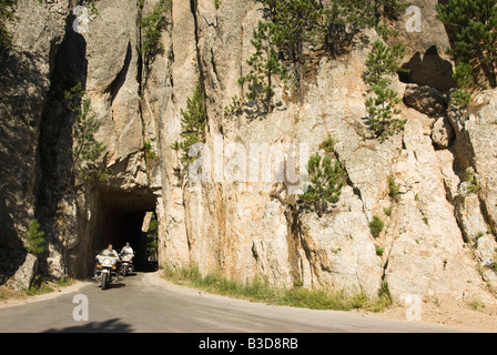 Les touristes à moto à travers un tunnel sur la route d'aiguilles dans les Black Hills du Dakota du Sud l'été 2007 Banque D'Images