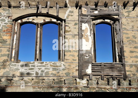 Fenêtre d'architecture détail de ruines d'une maison située dans une ancienne ville minière du col Crowsnest, Alberta, Canada Banque D'Images