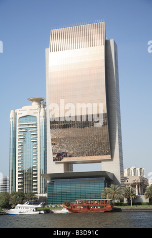 Reflet de la Crique de Dubaï sur National Bank of Dubai Deira Dubai en construction Banque D'Images