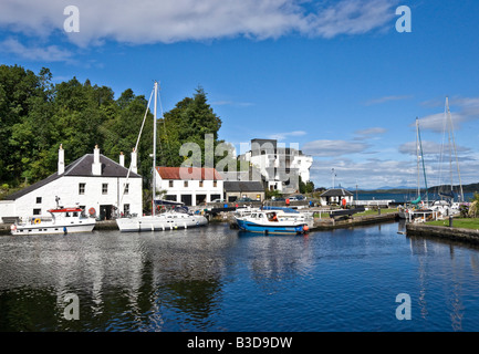 Un voilier est entré dans le bassin du Canal Crinan à Crinan à Argyll en Écosse et à la recherche d'un mouillage Banque D'Images