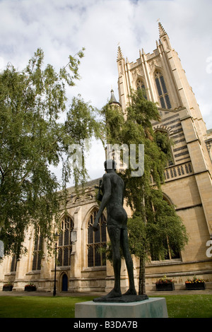 La Cathédrale de Bury St Edmunds avec la statue de St Edmund dans l'avant-plan Banque D'Images