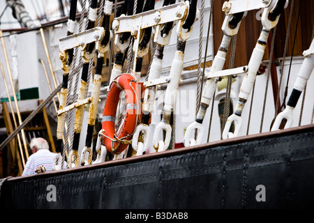 Ceinture à la vie Sedov, le plus grand grand navire du monde, amarré à l'embarcadère, Hambourg, Allemagne Banque D'Images