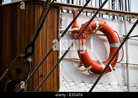 Ceinture à la vie Sedov, le plus grand grand navire du monde, amarré à l'embarcadère, Hambourg, Allemagne Banque D'Images