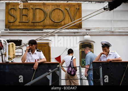 Seamans reste sur le Sedov, le plus grand grand navire du monde, à Hambourg, Allemagne Banque D'Images