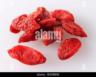 arrangement de baie de goji séché sur un fond blanc pour la découpe Banque D'Images