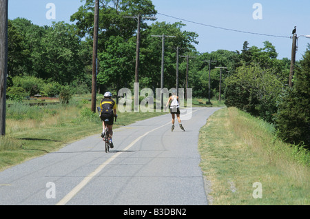 2 deux personnes un vélo et un roller sur piste cyclable à Cape Cod Canal dans l'été, aux États-Unis. Banque D'Images