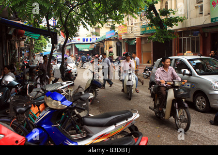 Scène de rue avec des véhicules à Hanoi, Vietnam, Asie Banque D'Images