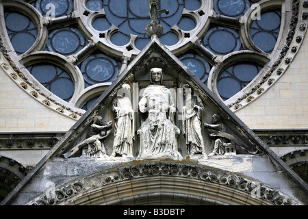 Détail des sculptures au-dessus de la porte principale de la cathédrale de Notre Dame Laon France Europe Banque D'Images