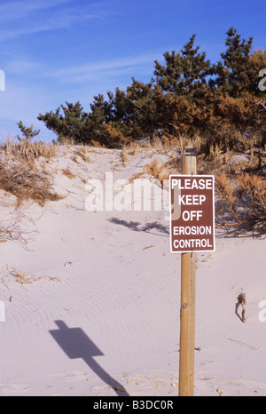Connectez-vous s'il vous plaît garder à l'érosion des plages de sable au-delà des dunes à Cape Cod, MA, USA Banque D'Images