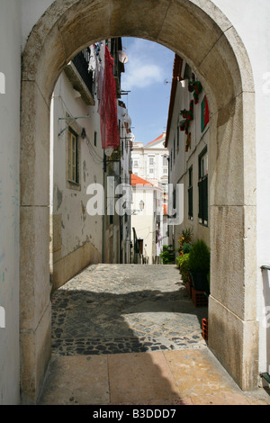 Ruelle voûtée entre les maisons dans le quartier d'Alfama, Lisbonne, Portugal. Banque D'Images