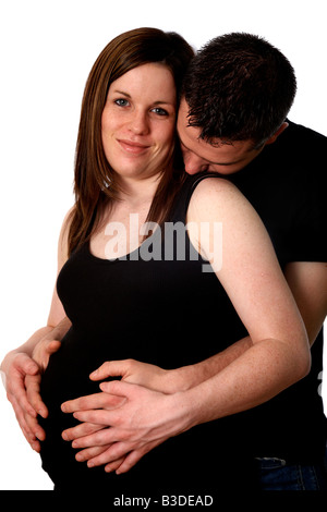 Enceinte de 8 mois mi années '20 femme de 25 ans avec l'homme de 25 ans partner holding baby bump and smiling Banque D'Images