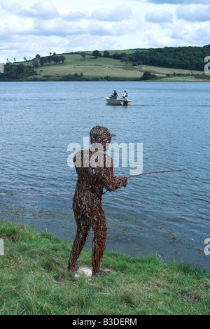 Willow sculpture pêcheur. Wimbleball Lake. Le Somerset. Banque D'Images