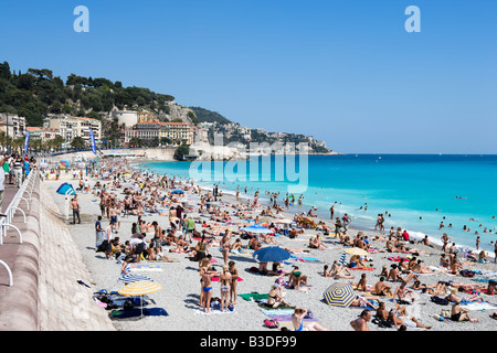 Plage bondée sur la Promenade des Anglais, Nice, Côte d'Azur, d'Azur, France Banque D'Images