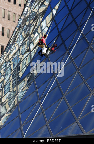 Nettoyant lave-le dôme en verre de Roy Thompson Hall de Toronto Banque D'Images