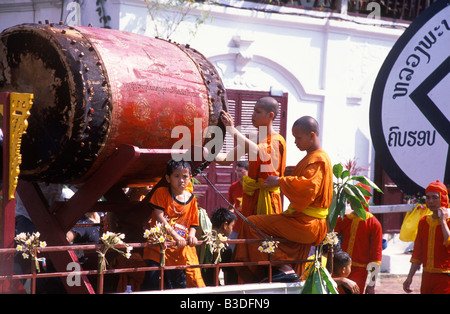 Monks a frappé le grand tambour à pendant la procession religieuse à la fête du Nouvel An Lao Mai en rp. Banque D'Images