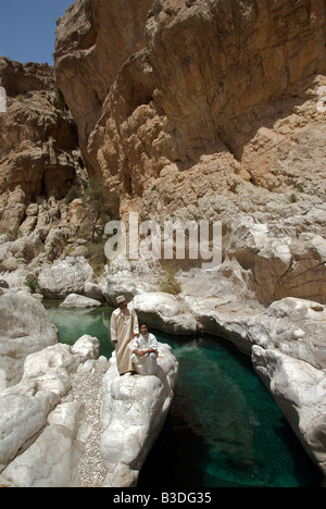 Deux hommes en vêtements traditionnels Wadi Bani Khalid Piscines région de Sharqiya Oman Banque D'Images