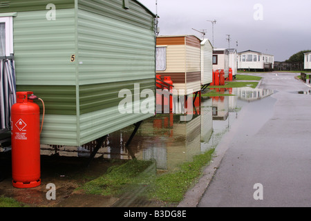 Caravanes sur camping holiday et site entouré d'eau après de fortes pluies torrentielles. Banque D'Images