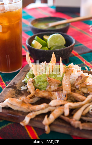Fajitas au poulet et d'autres aliments dans un restaurant mexicain au Mexique Banque D'Images