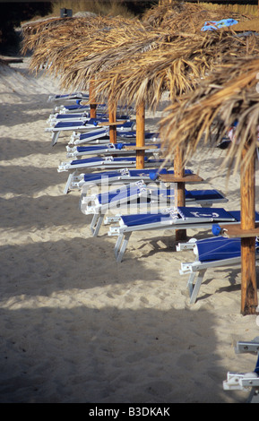 Italie, Sardaigne, chaises longues sur la plage Banque D'Images