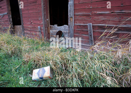 Une vieille grange yard sur une ferme abandonnée Banque D'Images