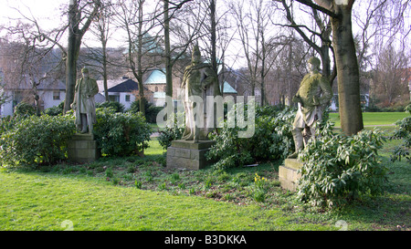 Friedhof der un Dueckerstrasse à Essen-Werden, Standbilder von Moltke, Kaiser Wilhelm I. und im Hintergrund die Bismarck, St.-Lucius-Kirche, Essen, R Banque D'Images