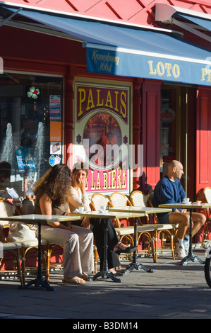 Terrasse de café Pont Audemer Normandie France Banque D'Images