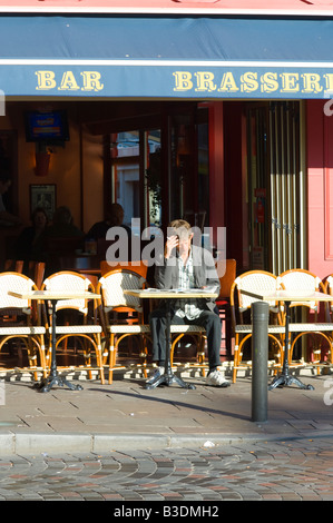 L'homme au café terrasse Pont Audemer Normandie France Banque D'Images