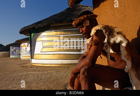 L'homme à l'extérieur de sa hutte Ndebele en Afrique du Sud. Banque D'Images