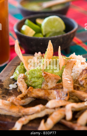 Fajitas au poulet et d'autres aliments dans un restaurant mexicain au Mexique Banque D'Images