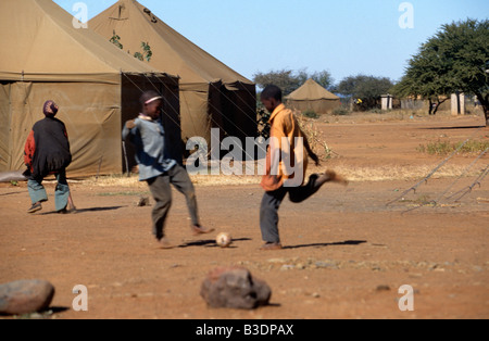 Les enfants au camp de Schmidtsdrift dans le nord du Cap, Afrique du Sud. Banque D'Images