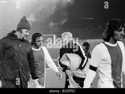 Football, match amical, 1972, Stade du Rhin à Düsseldorf, l'équipe choisie de Fortuna Düsseldorf et Borussia Moenchengladbach contre Ajax Amsterdam 1:1, joueurs de football, un f.l.t.r. tuteur Ajax, Johan Neeskens (Ajax), entraîneur Stefan Kovacs (Ajax), Sjaak Banque D'Images