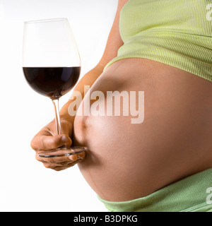 PREGNANT WOMAN DRINKING ALCOLHOL Banque D'Images